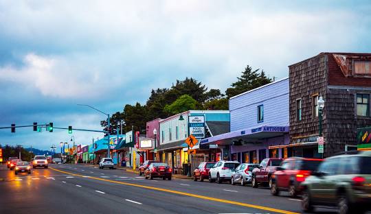 Lincoln City Oregon Downtown Strip ( Source www.visitoregon.com)